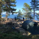 Emplacement de camping pendant une randonnée de 2 jours dans le parc national de Tyresta