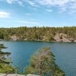 Vue d'un lac lors d'une randonnée de deux jours dans le parc national de Tyresta, près de Stockholm.