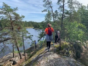 Geführte Wanderung durch felsige Waldwege mit atemberaubendem Seeblick.