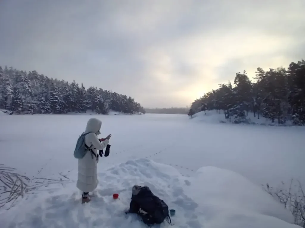 Ein Kunde genießt die zauberhafte Winterlandschaft im Naturschutzgebiet Nacka.