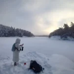 Ein Kunde genießt die zauberhafte Winterlandschaft im Naturschutzgebiet Nacka.