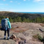 Bild eines Wanderers während einer geführten Wandertour an der schwedischen Hochküste mit atemberaubender Aussicht.