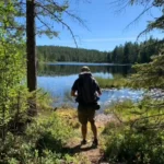 Bild eines Wanderers während einer organisierten Tour mit Blick auf einen See im Skuleskogen-Nationalpark