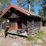 Pause vor einem Holzsteg während einer Wanderung im Skuleskogen-Nationalpark