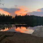 Blick auf den Sonnenuntergang während einer Wanderung an der schwedischen Hochküste