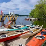 Die Kajaks werden vor der Abfahrt auf einem Holzsteg vorbereitet und aufgereiht.