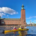 Kajaktour in kleiner Gruppe vorbei am Stockholmer Rathaus.