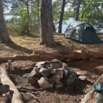 Camping und Lagerfeuerplatz während einer Kajaktour im Stockholmer Schärengarten