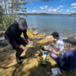 Mittagessen während einer Kajaktour mit Übernachtung in den Stockholmer Schären