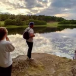Tres clientes toman una foto durante una excursión por el Parque Nacional de Tyresta