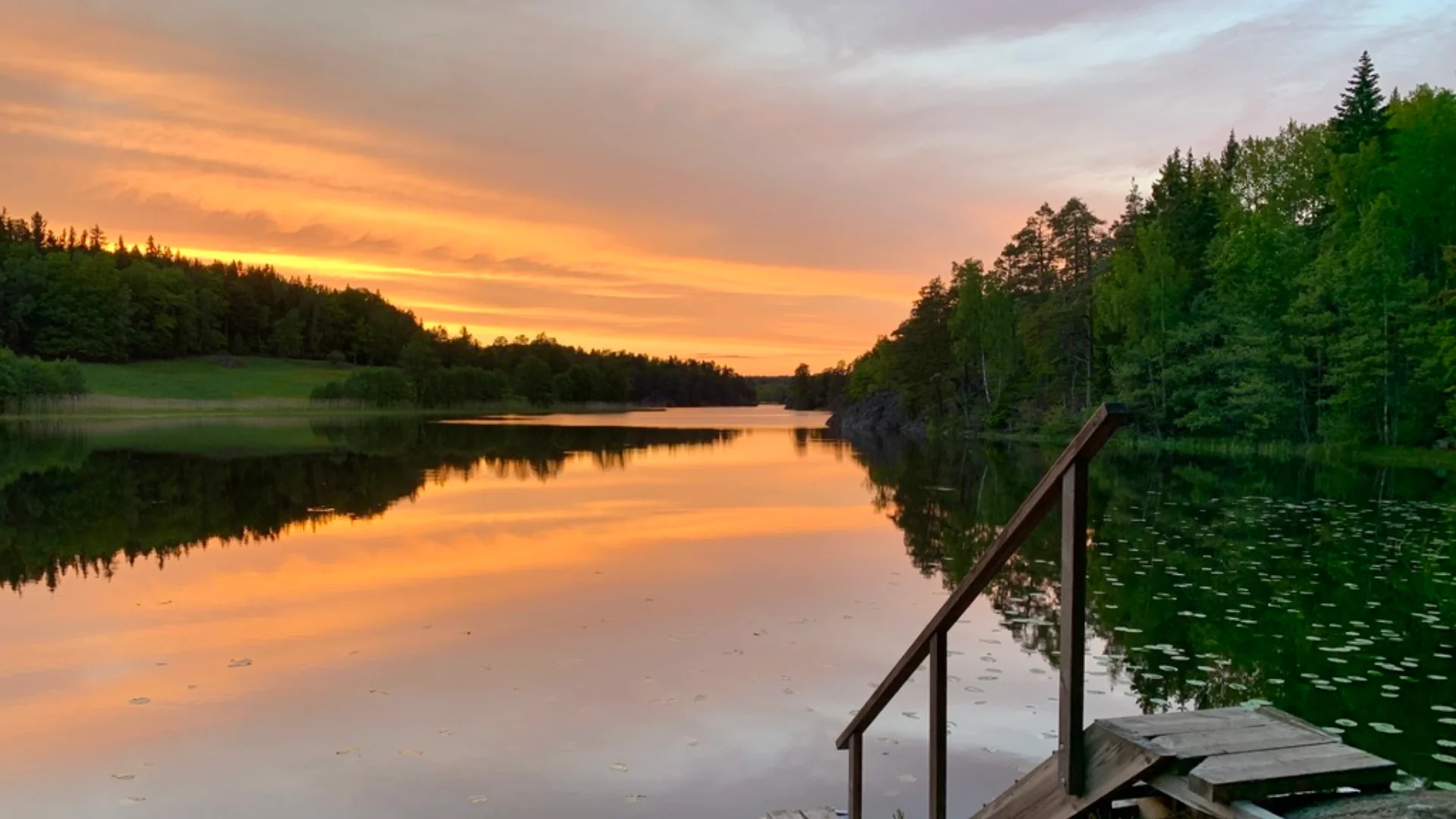 Preciosa foto de la puesta de sol en el Parque Nacional de Tyresta, la luz naranja se refleja en el agua