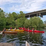 Grupo de kayaks reunidos, preparándose para una relajada aventura urbana de remo en Estocolmo.
