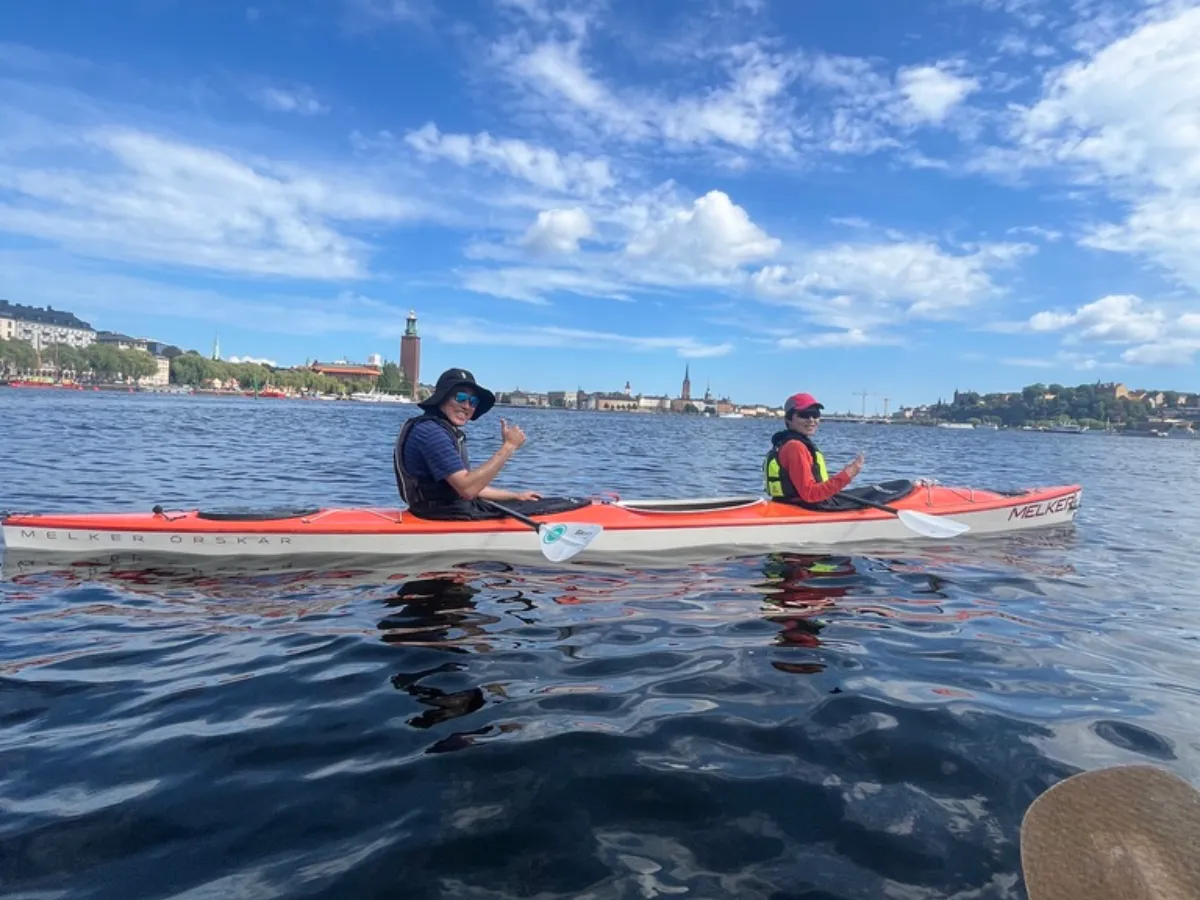 Person sitter i en havskajak och tittar bakåt