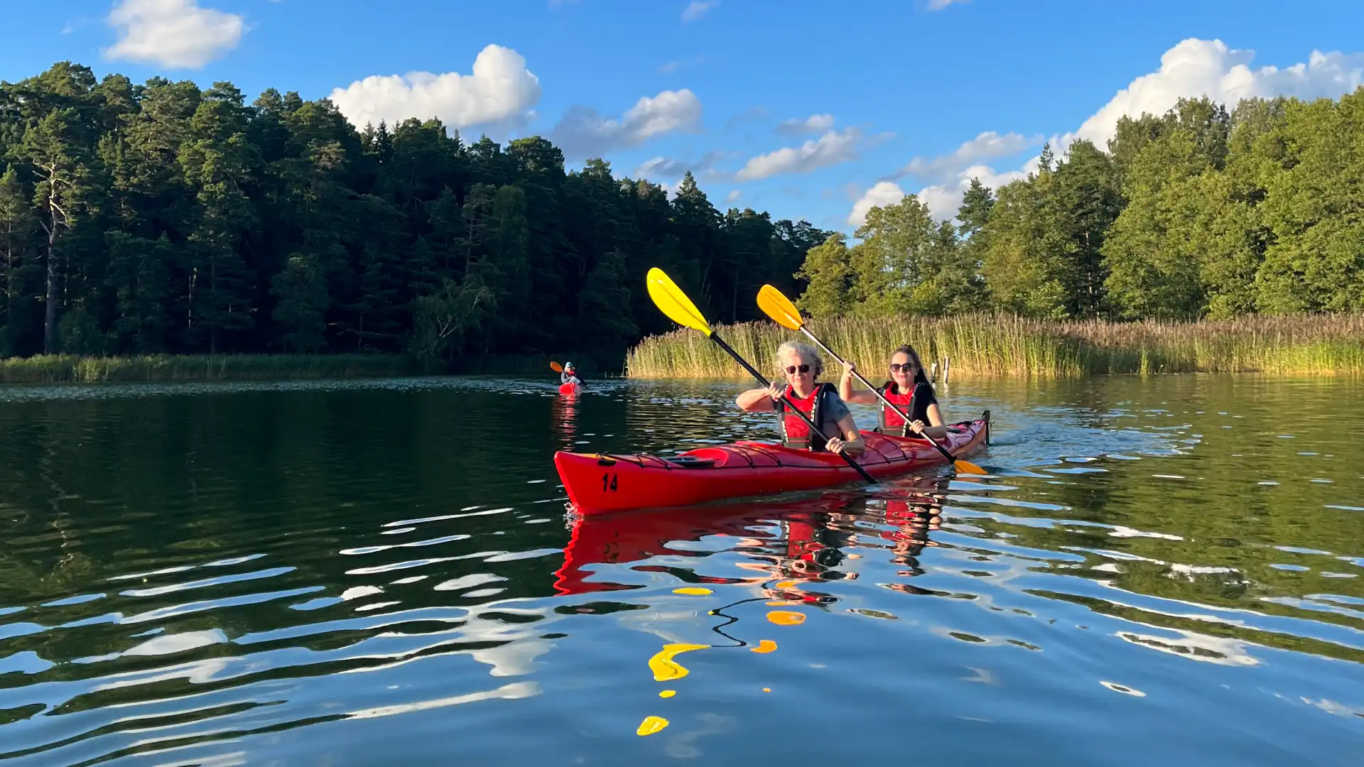 Una hermosa excursión en kayak por el archipiélago de Estocolmo con huéspedes felices en su kayak