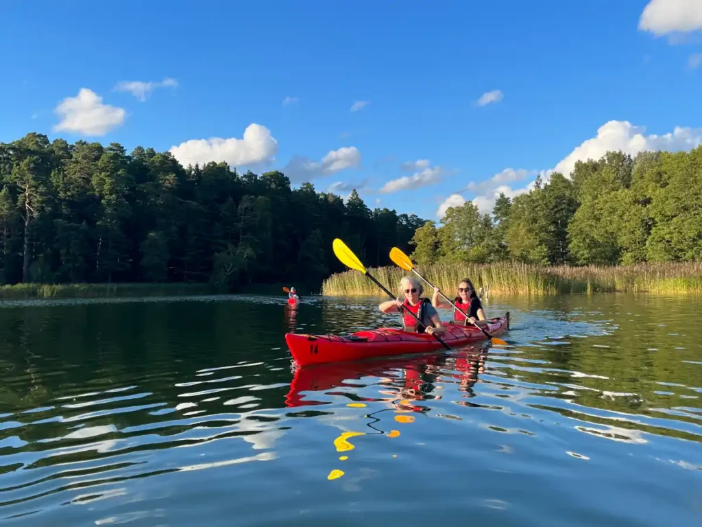 Ein Kajak auf dem Wasser bei einem Tagesausflug in den Stockholmer Schären