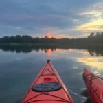 Fridfull solnedgångspaddling i slutet av en dagstur med kajakpaddling i Stockholms skärgård.