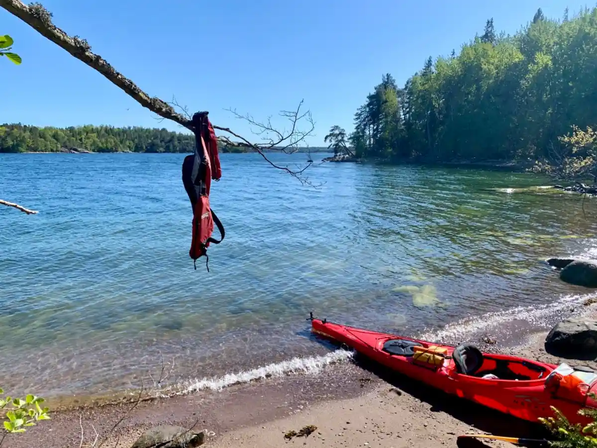 Vista del archipiélago con un kayak encima durante una experiencia de 2 días en kayak en el archipiélago de Estocolmo