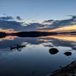 Sonnenuntergangsbild eines Kajakfahrers während einer mehrtägigen Kajaktour im Stockholmer Schärengarten