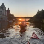 Paseo en kayak al atardecer por el centro de Estocolmo con vistas de la luz dorada sobre el agua