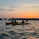 Vista nocturna desde el kayak con una rosa y agua dorada