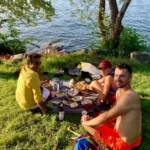 Los huéspedes se relajan después de navegar en kayak, disfrutando de un picnic junto al agua en Estocolmo