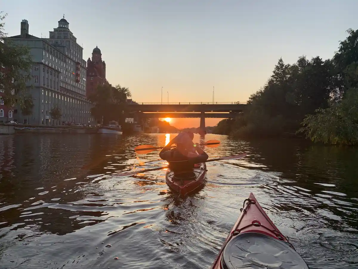 Person utför kamraträttning i kajak