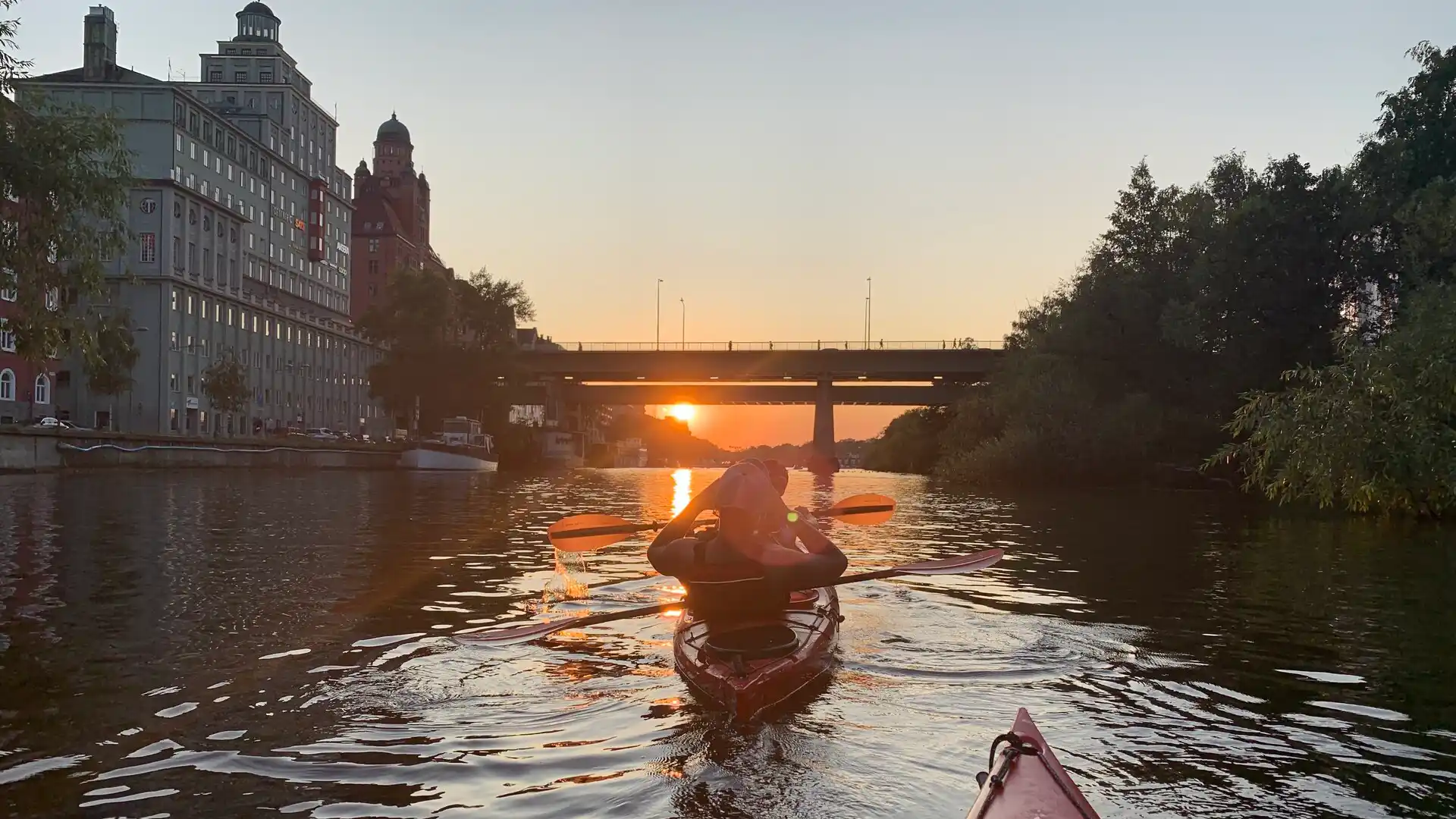 Paseo en kayak al atardecer por la ciudad de Estocolmo en un kayak doble.