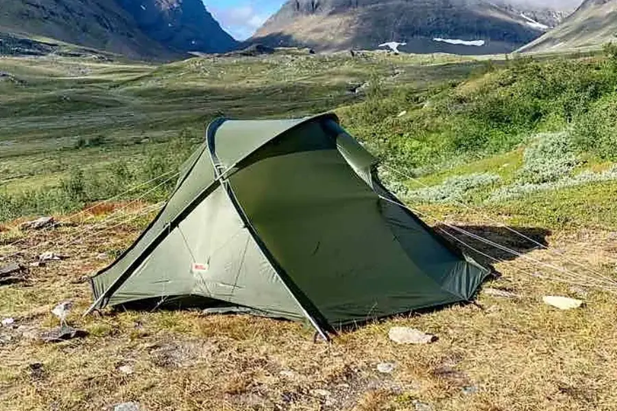 Tenda a noleggio di alta qualità esposta nelle montagne della Svezia. Disponibile per il noleggio a Stoccolma