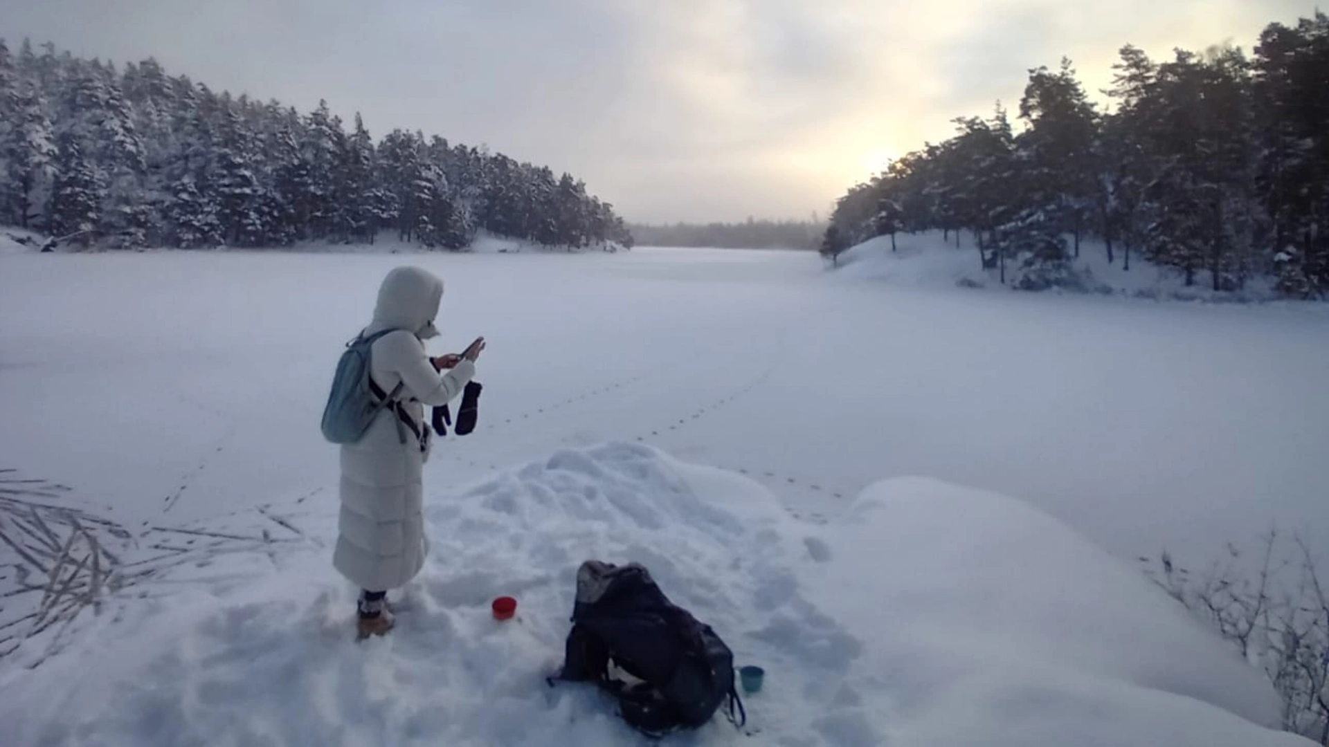 Foto de un cliente en medio de la nieve durante nuestra excursión matutina cerca de Estocolmo