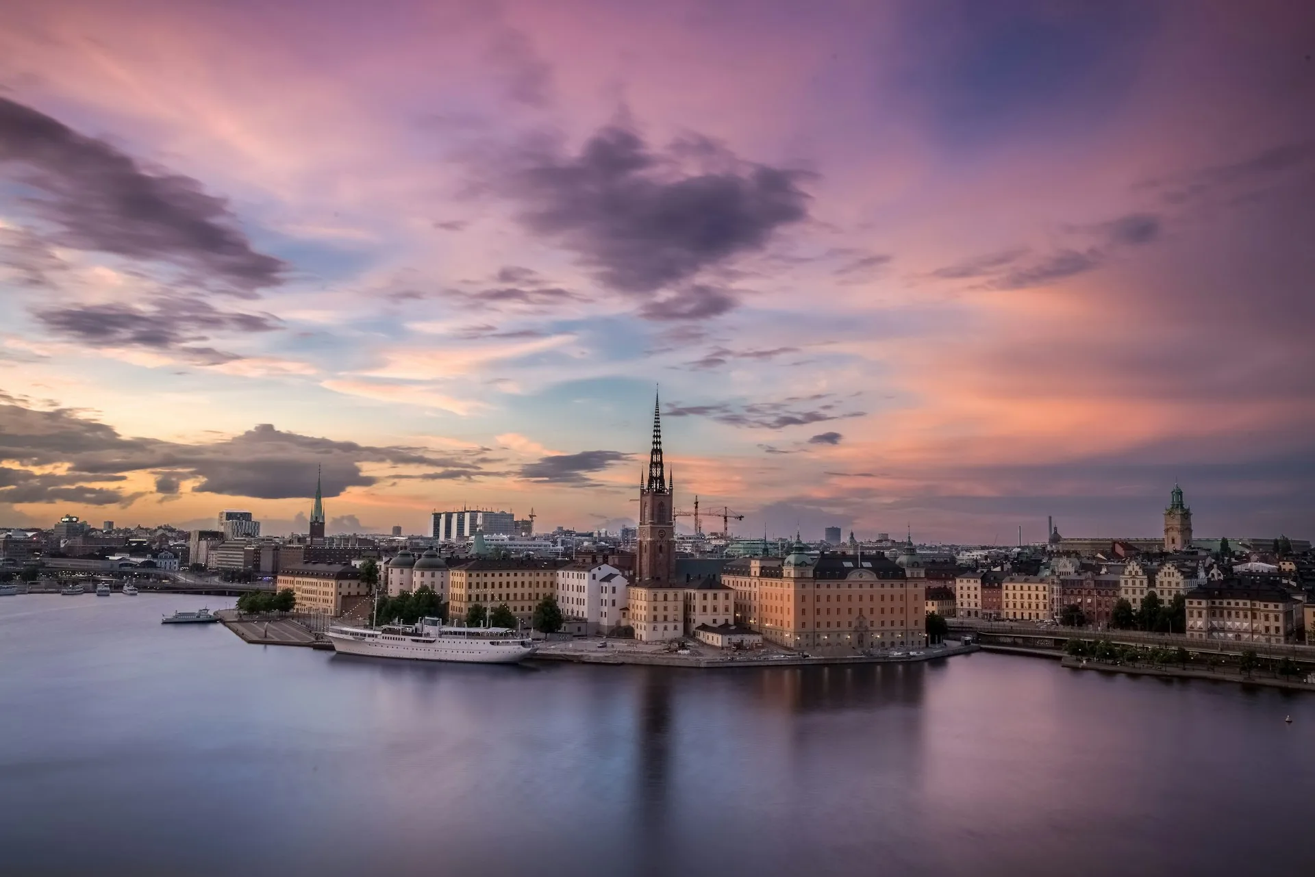 Vue panoramique de la ville de Stockholm, avec en point de mire Gamla Stan, et présentation des activités de Stockholm.