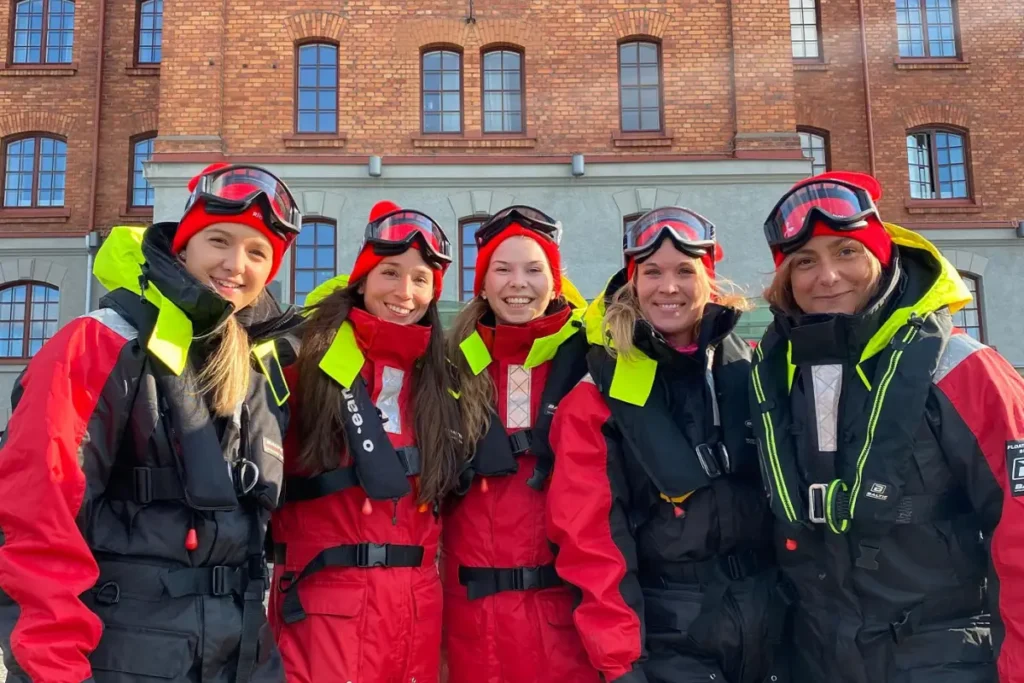Gruppo di passeggeri su un motoscafo RIB attraverso l'arcipelago di Stoccolma