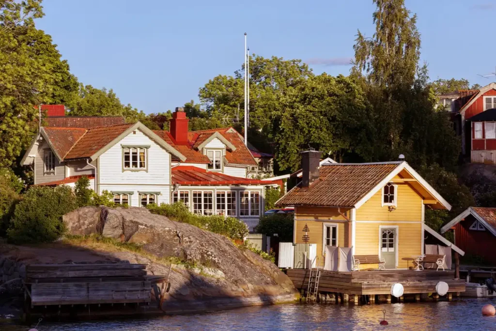 Case tradizionali dell'arcipelago, visitate durante un tour in barca veloce RIB da Stoccolma
