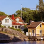Traditionella skärgårdshus, besök under en tur med RIB-båt från Stockholm