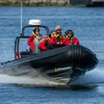 Partendo dalla città di Stoccolma con un tour in motoscafo RIB, ci dirigiamo verso l'arcipelago, tagliando le onde per un'avventura in mare aperto.