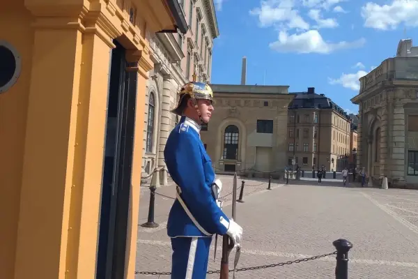 Durante un recorrido privado a pie por Estocolmo, nos detendremos para ver a la Guardia del Palacio Real en uniforme de gala.