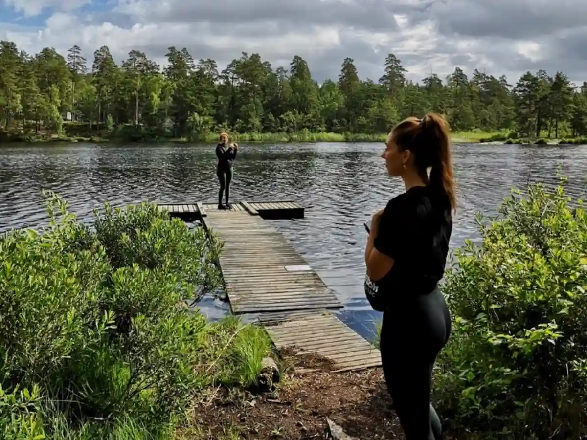 Two customers on a guided hike tour in Stockholm - Nacka Nature Reserve