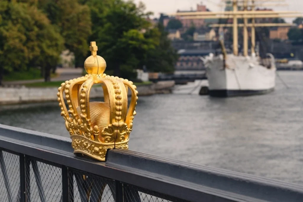 The golden crown of Stockholm, placed on top of a bridge - visit during a walking tour