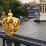 La couronne d'or de Stockholm, placée au sommet d'un pont - à visiter lors d'une visite à pied