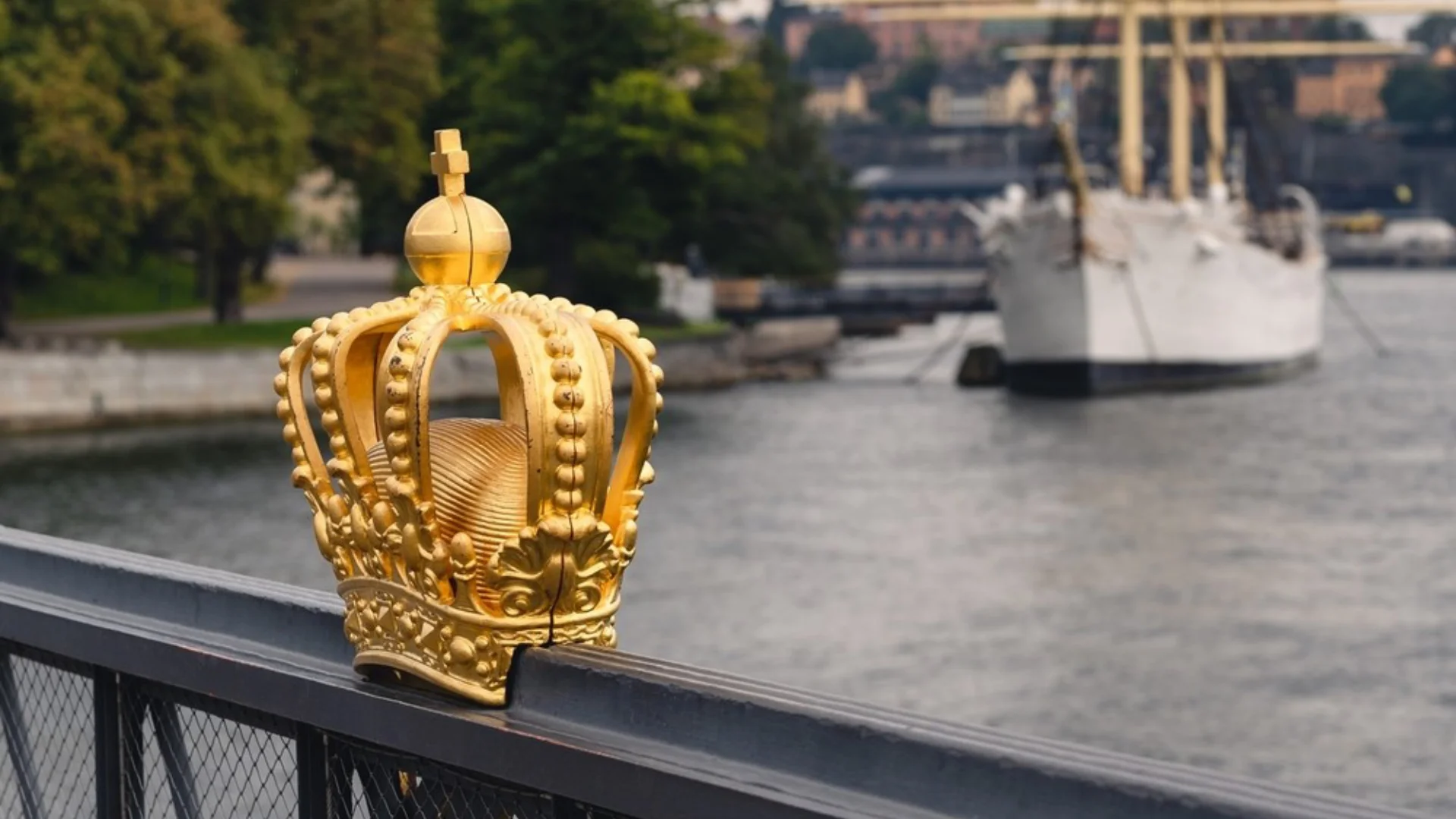 La corona dorada de Estocolmo, fotografiada durante una visita guiada a pie